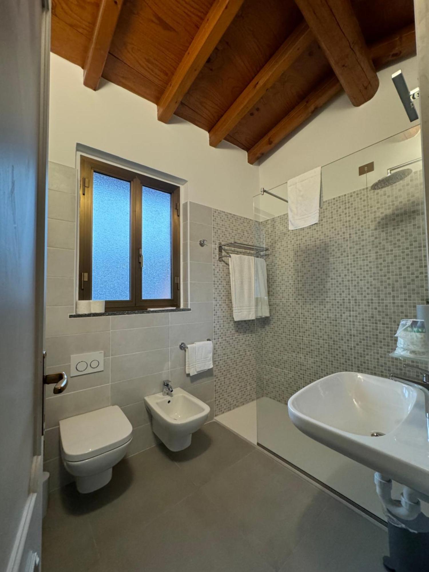 B&B Michelina Castiglione dʼIntelvi Exterior foto