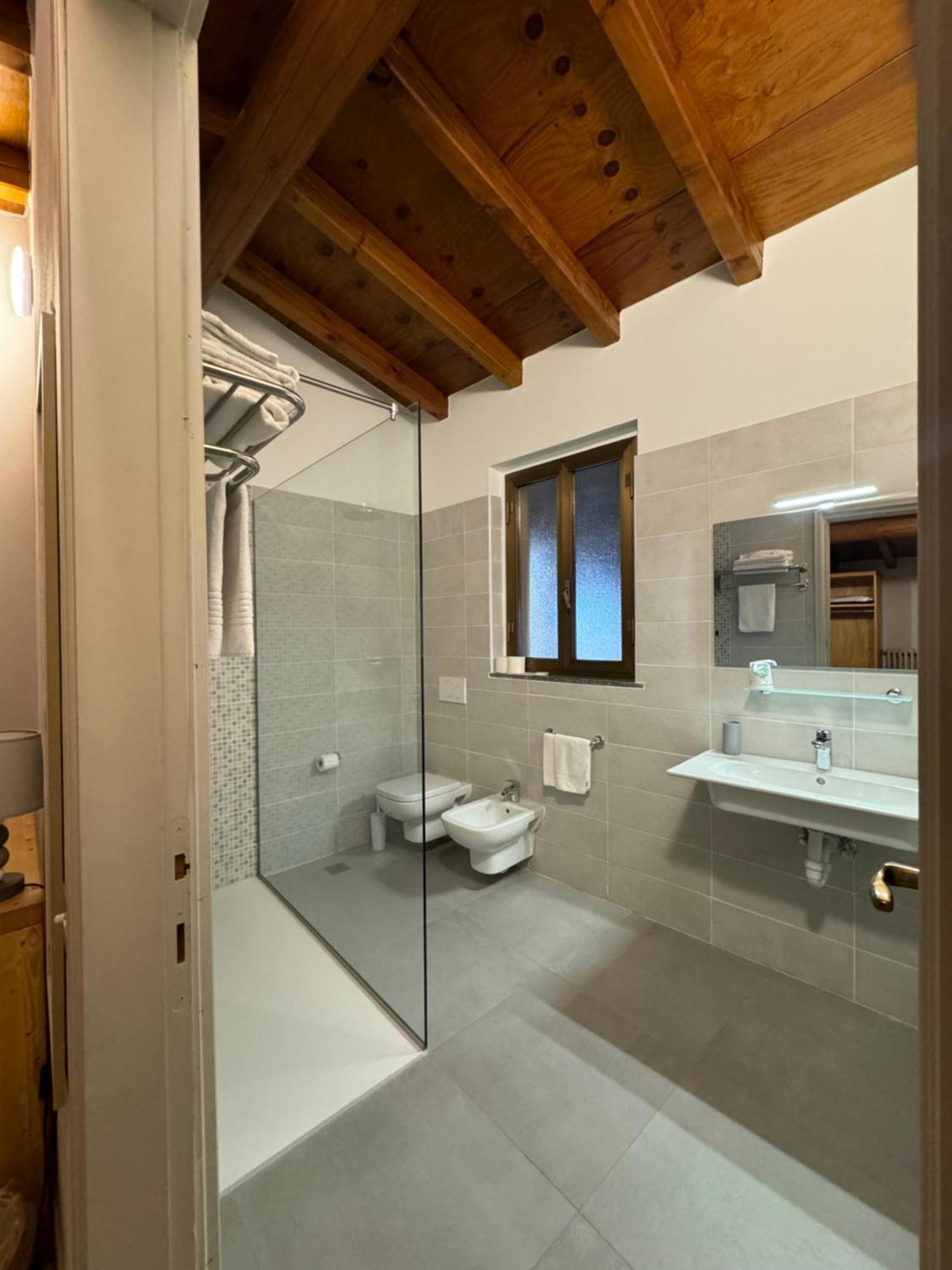 B&B Michelina Castiglione dʼIntelvi Exterior foto